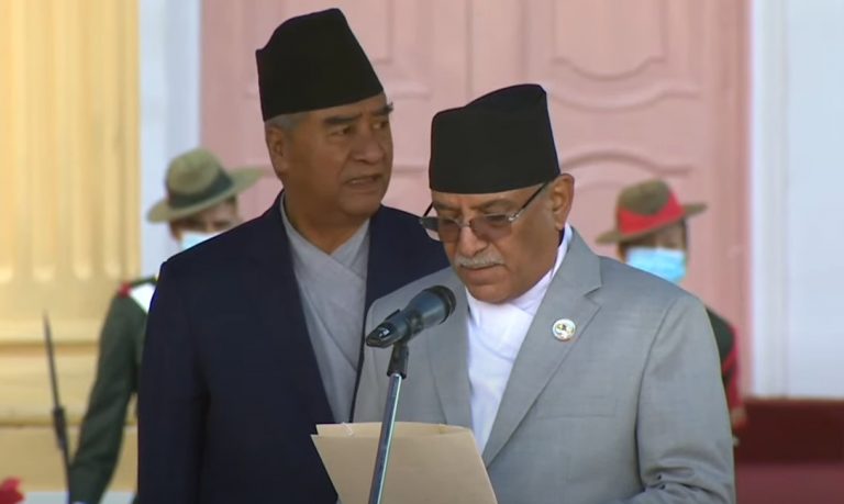 प्रधानमन्त्री प्रचण्डले लिए शपथ