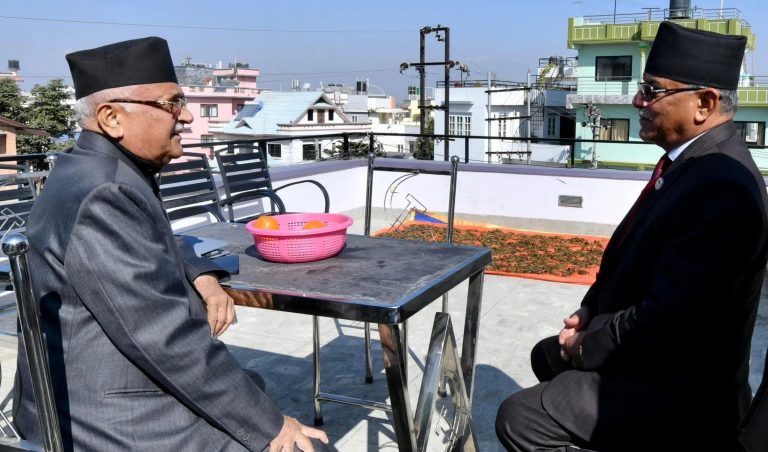 प्रधानमन्त्री प्रचण्ड र ओलीबीच भेटवार्ता,माधवसँग संयुक्त छलफल गरेर सरकारमा सहभागी गराइने