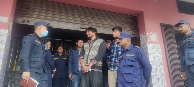भैसी बोसो प्रयोग गरी घ्यू दूध विक्री गर्ने डेरी उद्योगमा प्रहरीको छापा संचालक सहित तीन जना पक्राउ