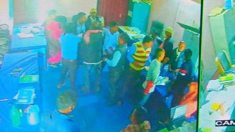 हिसाब किताबको लागी बसिएको बैठमा चर्काबाजी लेखापाल यादव बाट कुटिए