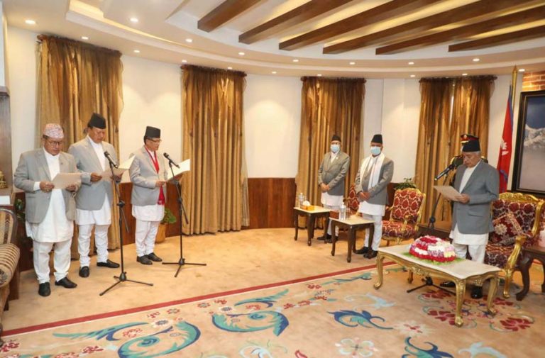 कांग्रेसका नवनियुक्त तीन मन्त्रीले लिए शपथ