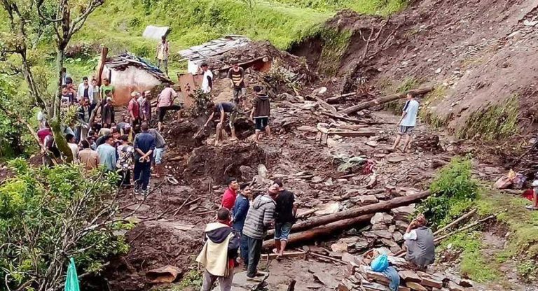 बैतडीमा पहिरोले घर पुरिदा आमा छोराको मृत्यु