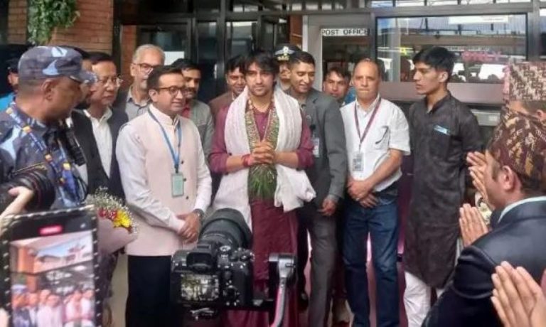 भारतका बागेश्वर बाबा शास्त्री काठमाडौंमा, प्रधानमन्त्री प्रचण्डलाई भेट्दै
