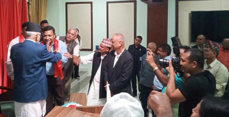 मा‌ओवादी केन्द्रका केन्द्रीय सदस्यसहित तीन जनालाई ओलीले गरे आफ्नो पार्टीमा स्वागत