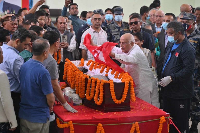 श्रद्धाञ्जलीका लागि नेम्वाङको पार्थिव शरीर पार्टी कार्यालयमा,ओलीले ओढाए पार्टीकाे झण्डा