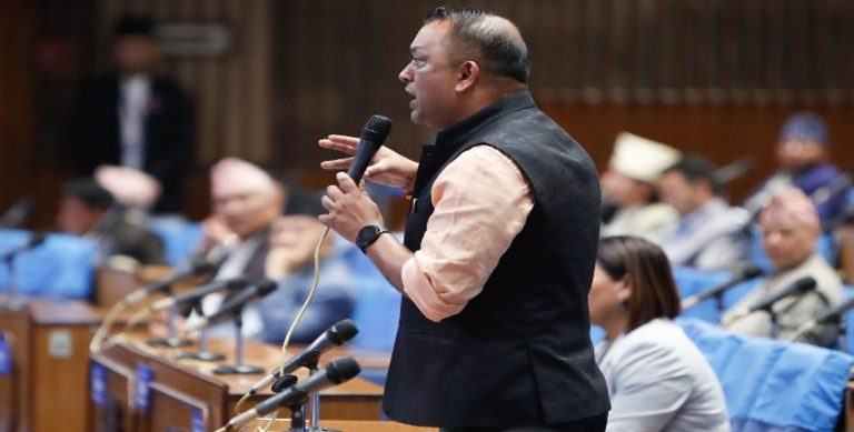गृहमन्त्रीलाई गगन थापाकाे प्रश्न- काठमाडौंमा एक्लै हिँड्न नहुने अवस्था आएको हो ?