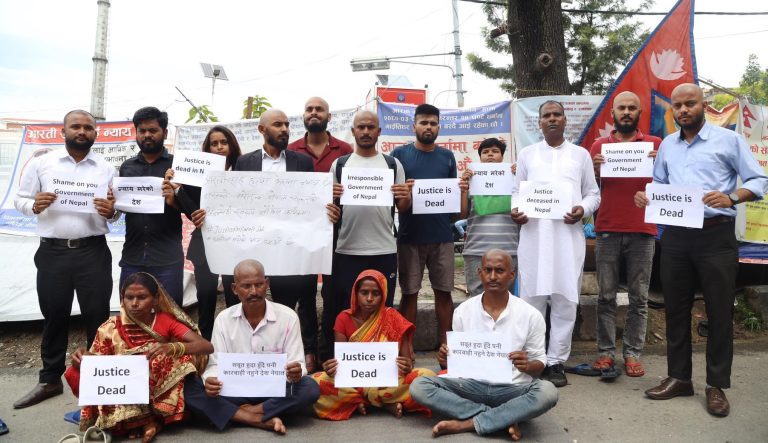 आरतीको न्याय मागदै कपाल मुण्डन गरेर प्रदर्शन