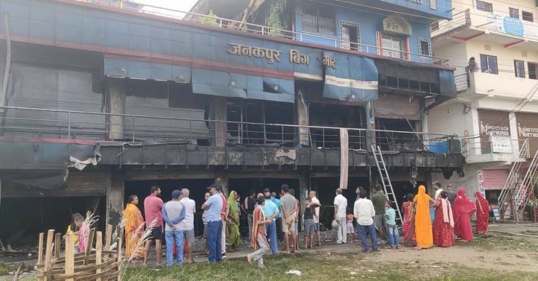 जनकपुर बिग मार्टमा आगलागी, करोडौंको क्षति 