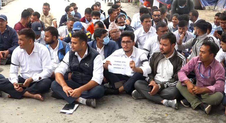 संघीय निजामती विधेयकविरुद्ध स्थानीय तहका कर्मचारी आन्दोलनमा