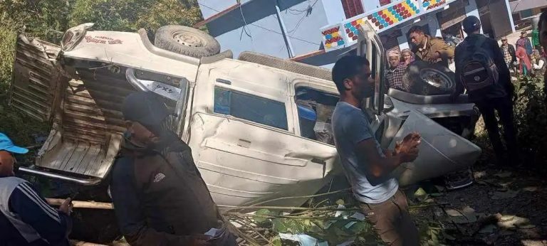 गाउँपालिका अध्यक्ष सवार जिप दुर्घटना,अध्यक्षलाई सामान्य चोट, चालक गम्भीर घाइते
