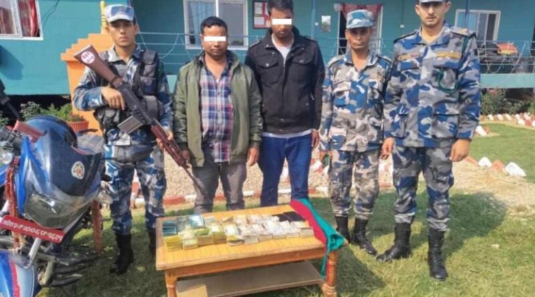 श्रोत नखुलेको आठ लाख भन्दा बढी रकमसहित दुईजना पक्राउ