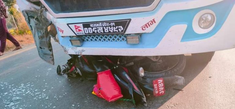 सिन्धुलीमा बस र मोटरसाइकल ठोक्किँदा दुई जनाको ज्यान गयाे, स्थानीयले बस जलाए