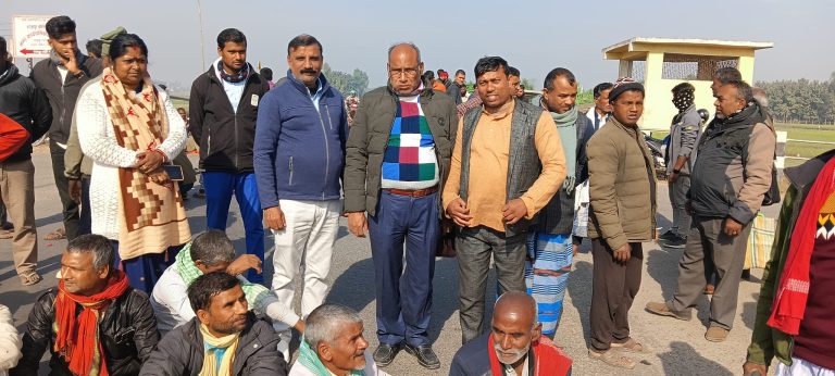 बडहरवा पुल समयमा नबनेको भन्दै स्थानीयले गरे चक्काजाम