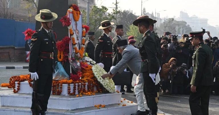 राष्ट्रपति पौडेलबाट पृथ्वीनारायण शाहको सालिकमा माल्यार्पण