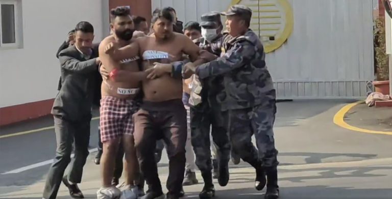 प्रधानमन्त्रीकाे निवासअगाडि ‘अर्धनग्न’ भएर प्रदर्शनमा उत्रिए युवा