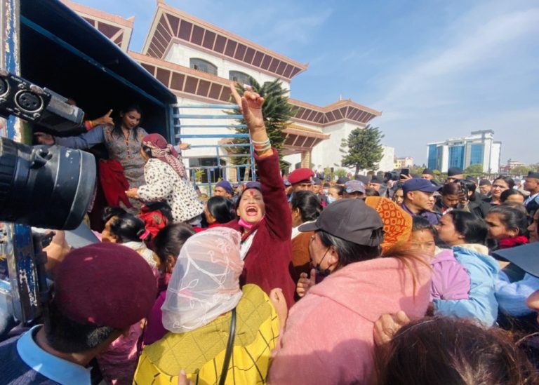 संसद् भवनमै प्रवेश गरेर लघुवित्तपीडितहरूको विरोध प्रदर्शन