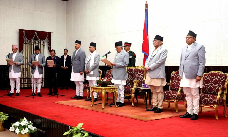 प्रधानमन्त्री प्रचण्डले गरे मन्त्रिमण्डल पुनर्गठन,नवनियुक्त तीन मन्त्रीले लिए शपथ