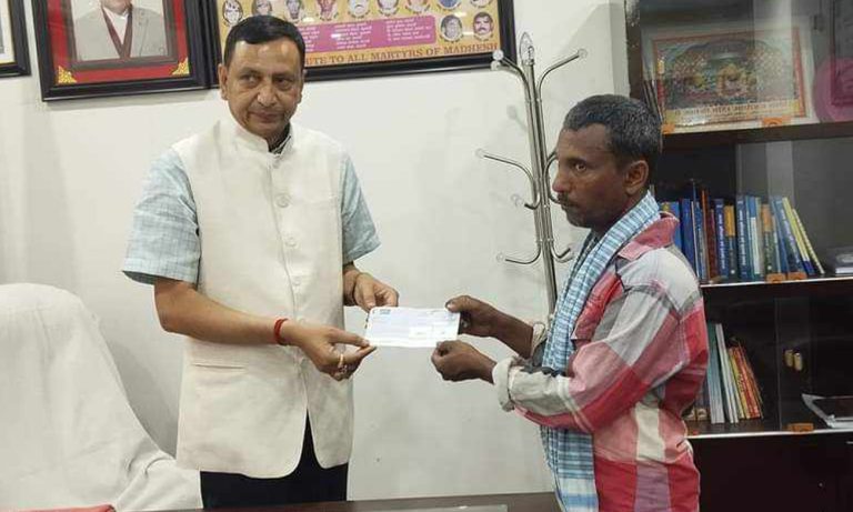 आनन्द शाहका परिवारलाई मधेश सरकारकाे ५ लाख सहयोग