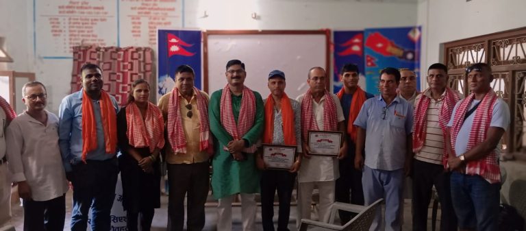रौतहट दृष्टि साप्ताहिक द्वारा पत्रकार लेखक सम्मानीत