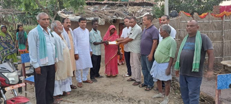 वेपता भएका परिवारहरुलाई मेयर वकीलकाे सहयाेग