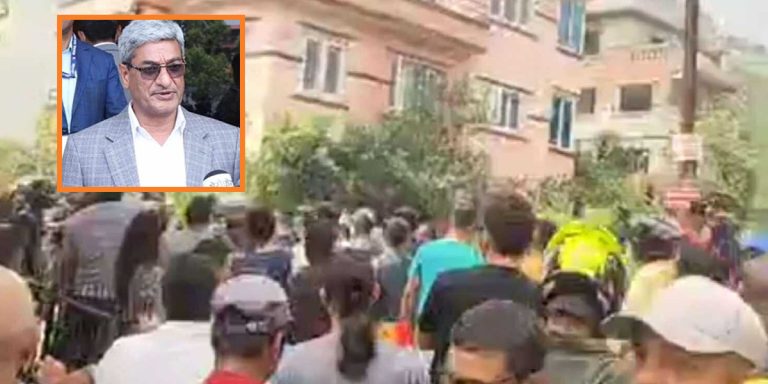 रमेश लेखकको घरमा प्रदर्शनकारीले गरे आगजनी