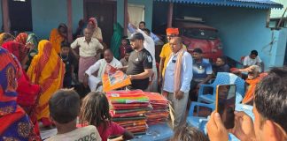 डा. मधुरेन्द्र यादवद्वारा छठ बर्तालुहरूलाई पूजासामग्री वितरण